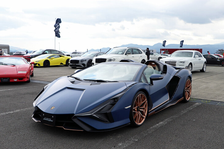 「ランボルギーニ・シアン ロードスター」。ランボルギーニ初のハイブリッドカー「シアンFKP37」のオープンモデルで、まるでスクリーンから飛び出してきたかのような近未来的なスタイルが迫力満点だ。世界限定19台という希少車で、伝統のV12エンジンと48Vマイルドハイブリッドの組み合わせにより、819PSの最高出力を発生する。