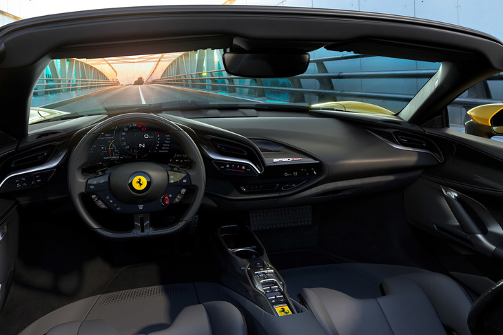 「SF90ストラダーレ」に準じたインテリアデザイン。メータークラスターには、フェラーリ初となる16インチフルデジタル曲面パネルを採用する。