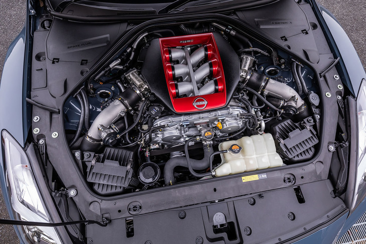 タービンブレード翼枚数の削減やブレード自体の薄肉化などで軽量に仕上げられた、IHI製「NISMO」専用GT3タービンを組み込む3.8リッターV6ツインターボエンジン。最高出力600PS/6800rpm、最大トルク652N・m/3600-5600rpmのスペックは、ベースモデルから変更されていない。