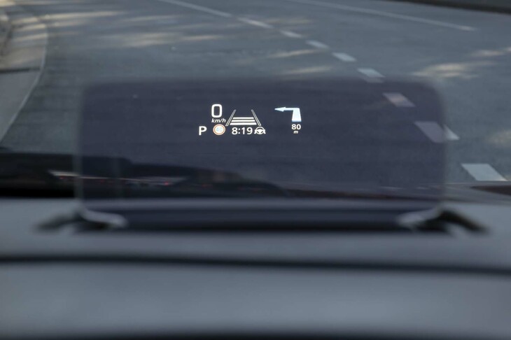 コンバイナータイプのヘッドアップディスプレイ。表示のパターンは4種類で、カーナビゲーションの道案内や運転支援システムの作動状態などを映すことができる。