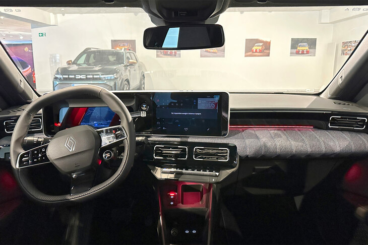 しかし、四隅を白のアクセントで囲った空調吹き出し口と、助手席側のパッドで、他モデルとの差異が強調されている。