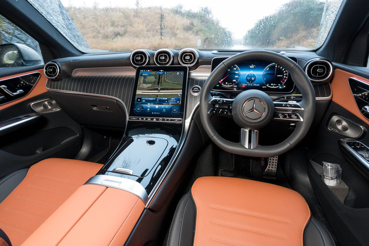 この車両はオプションの「AMGレザーエクスクルーシブパッケージ」を装着。ブラックのオープンポアウッドトリムやBurmesterの3Dサラウンドサウンドシステムなどが含まれている。