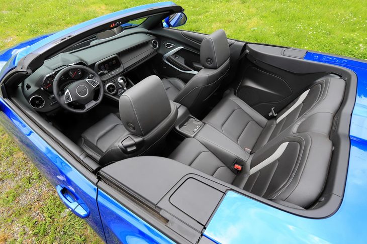 インテリアカラーは「ジェットブラック」が基本。ボディーカラーが「ブラック」の場合のみ、「ジェットブラック」と「アドレナリンレッド」のツートンとなる。