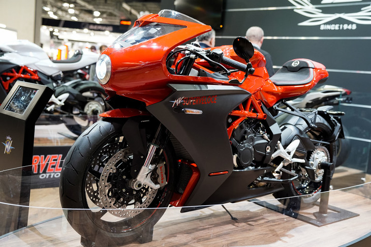 MVアグスタが発表した新型車「スーパーベローチェ800」。2018年のEICMAで話題をさらった、3気筒エンジンを搭載するスーパースポーツ「F3 800」をベースに、専用デザインのフルカウルを装着したネオクラシックなコンセプトモデルの市販バージョンである。ディテールはシンプルに仕上げられているものの、そのボディーラインはコンセプトモデルそのものだ。