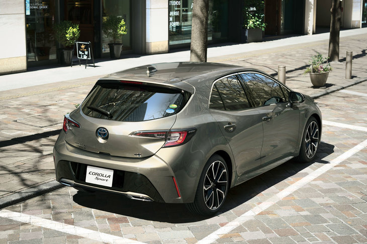 リアまわりの上部を絞り込むことでスポーティーさを狙った「カローラ スポーツ」のデザインだが、それにより“垂れ尻”に見えてしまうという弊害も生まれてしまった。