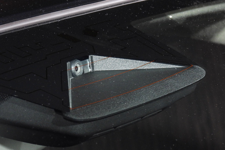 スズキ・フロンクス（先進運転支援システムの単眼カメラ）