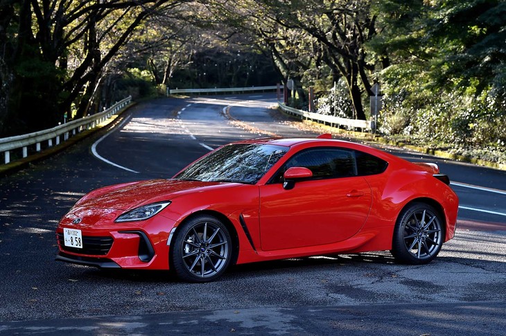 【スバルBRZ Sのスペック】
	ボディーサイズ：全長×全幅×全高＝4265×1775×1310mm／ホイールベース：2575mm／車重：1270kg／駆動方式：FR／エンジン：2.4リッター水平対向4 DOHC 16バルブ／トランスミッション：6段MT／最高出力：235PS（173kW）/7000rpm／最大トルク：250N・m（25.5kgf・m）/3700rpm／タイヤ：（前）215/40R18 85Y／（後）215/40R18 85Y（ミシュラン・パイロットスポーツ4）／燃費：11.9km/リッター（WLTCモード）／価格：332万2000円
	
	【取材時の燃費データ】
	テスト距離：211.4km（市街地1：高速道路7：山岳路2）／使用燃料：21.1リッター（ハイオクガソリン）／参考燃費：10.0km/リッター（満タン法）／10.7km/リッター（車載燃費計計測値）