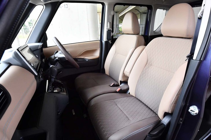 前席はウオークスルーが可能なベンチタイプ。助手席の右側肩部には、運転席側から後席の子供をケアするためのリクライニングレバーが備わる。グラデーションのかかったシートカラーは、新たな試みのひとつ。