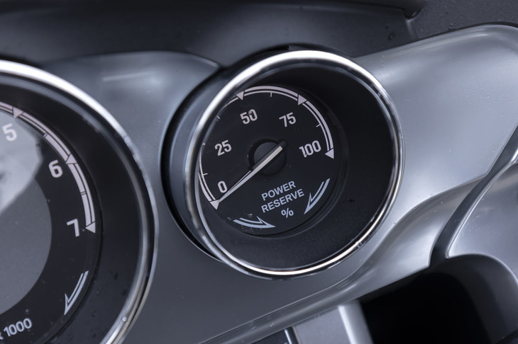 メーターパネルの右端に備わるパワーリザーブメーター。ロールス・ロイスのモデルなどに見られる装備で、エンジンの“余力”がパーセンテージで示される。