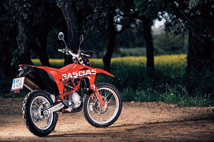 こちらは、よりオフロード走行を意識した仕様の「ES700」。エンジンやフレームといった基本メカニズムは「SM700」と共通ながら、主に足まわりのセッティングや装備で差異化が図られている。