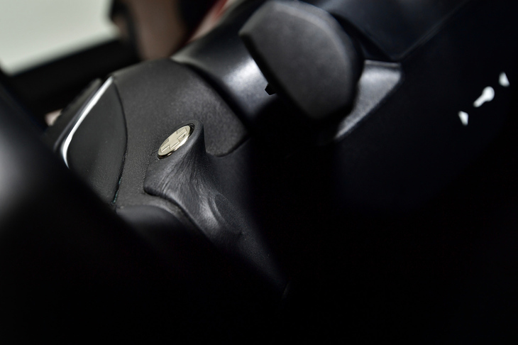 ステアリングホイール裏にはスウィッチ・トロニック・ボタンが備わる。