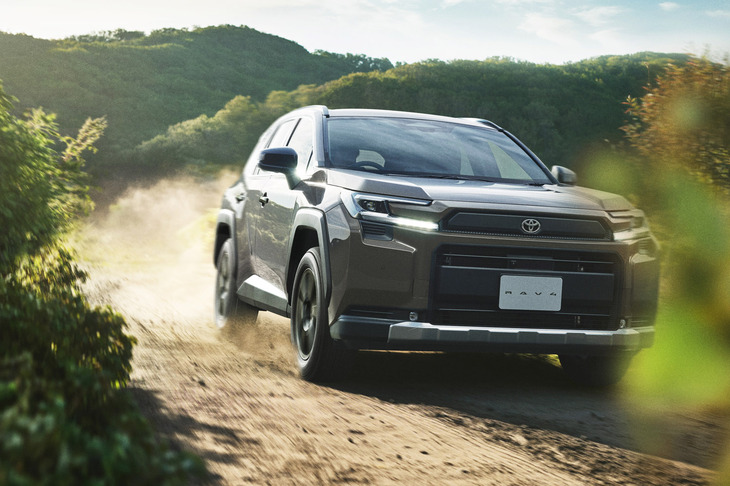 2025年12月17日に発表されたトヨタの新型「RAV4」。RAV4らしい塊感のある力強いデザインと機能的なパッケージを維持しながら「多様化」「電動化」「知能化」をキーワードに開発を行ったという。ボディーサイズは全長×全幅×全高＝4600×1855×1680mm、ホイールベースは2690mm（「Z」グレード）で、従来型と同等。いたずらにサイズ拡大が行われなかった点も評価したい。