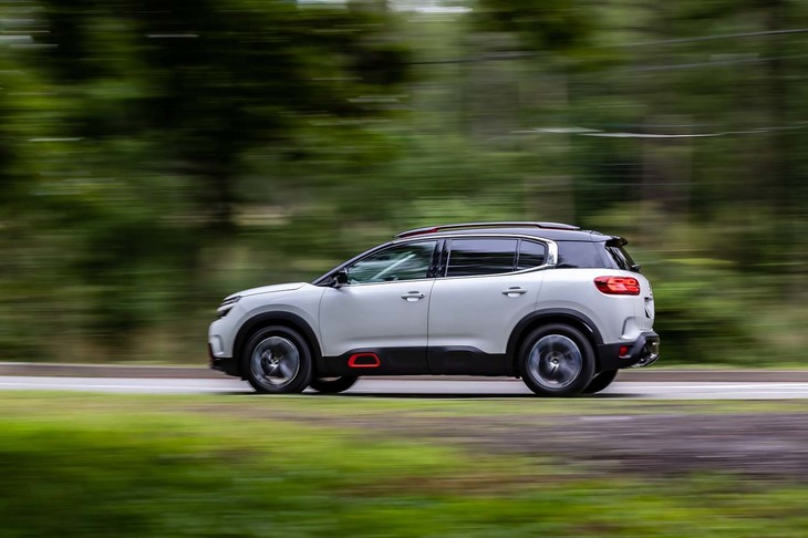 KYBヨーロッパとの共同開発となるPHC（プログレッシブ・ハイドロ―リック・クッション）という新しいダンパーシステムを採用。今回の試乗車には前後235/55R18 サイズとなるM+Sの「ミシュラン・ラティチュード ツアーHP」タイヤが装着されていた。