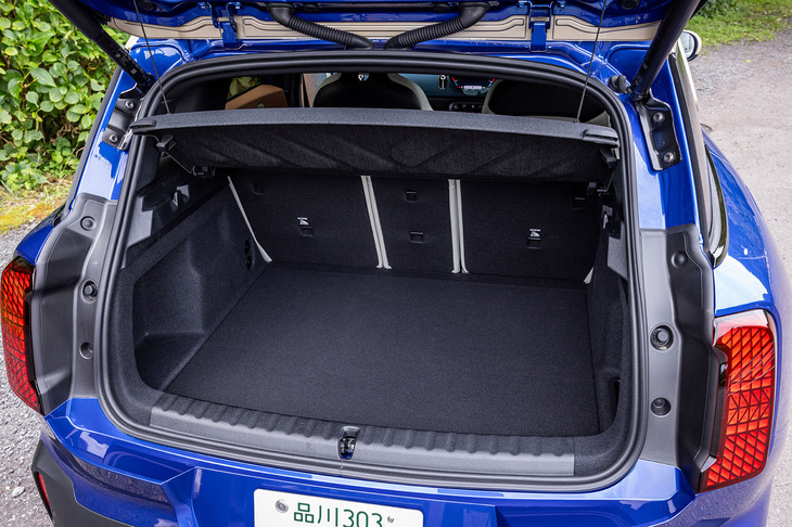 後席使用時の荷室容量は505リッター。リアシートの背もたれを前方にすべて倒すことで最大1530リッターにまで拡大できる。