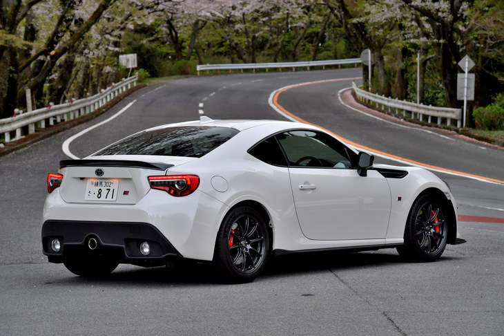 トヨタ86 GR
	ボディーサイズ：全長×全幅×全高＝4290×1790×1320mm／ホイールベース：2570mm／車重：1240kg／駆動方式：FR／エンジン：2リッター水平対向4 DOHC 16バルブ／トランスミッション：6段MT／最高出力：207ps（152kW）/7000rpm／最大トルク：212Nm（21.6kgm）/6400-6800rpm／タイヤ：（前）215/45ZR17 91Y／（後）235/45ZR17 97Y（ミシュラン・パイロットスポーツ4）／価格：496万8000円