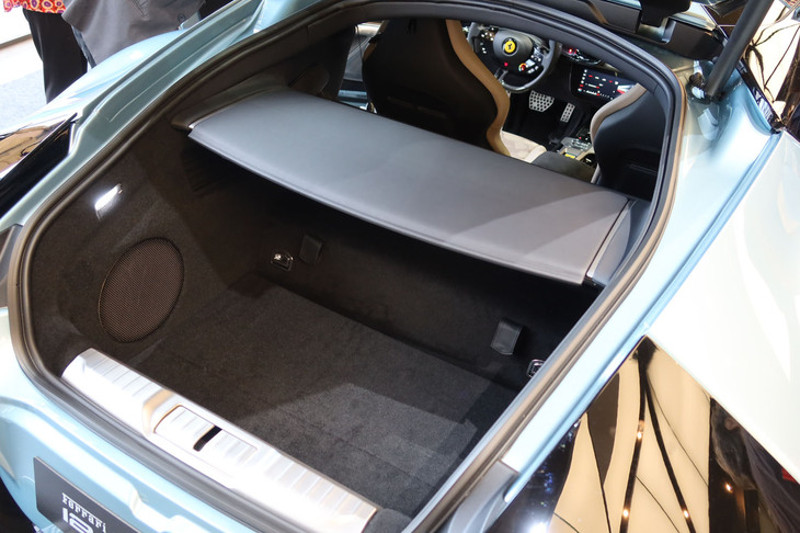 フェラーリ12チリンドリ（ラゲッジルーム）