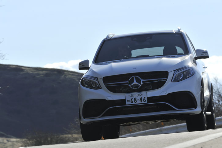 動力性能は0-100km/h加速が4.2秒で、最高速が250km/h（速度リミッター作動）。