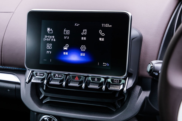 インストゥルメントパネルの中央に配置される7インチサイズのタッチパネル式ディスプレイに変更はないが、新たに車載インフォテインメントシステムが全車で「Apple CarPlay」と「Android Auto」に対応した。