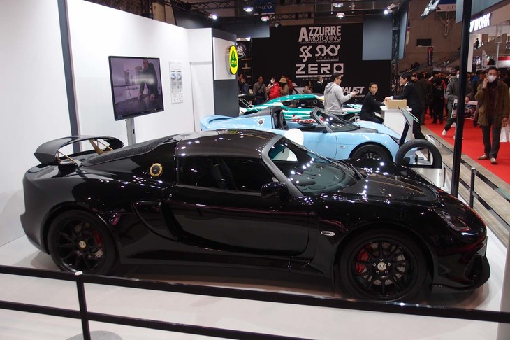 ロータスブースに並んだ3台の展示車両。