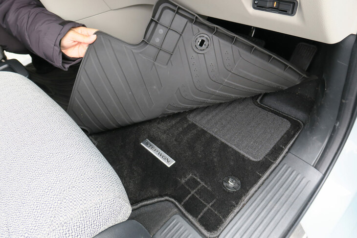 「オールシーズンマット」はカーペットの上から装着、固定が可能で、運転中もずれる心配がない。