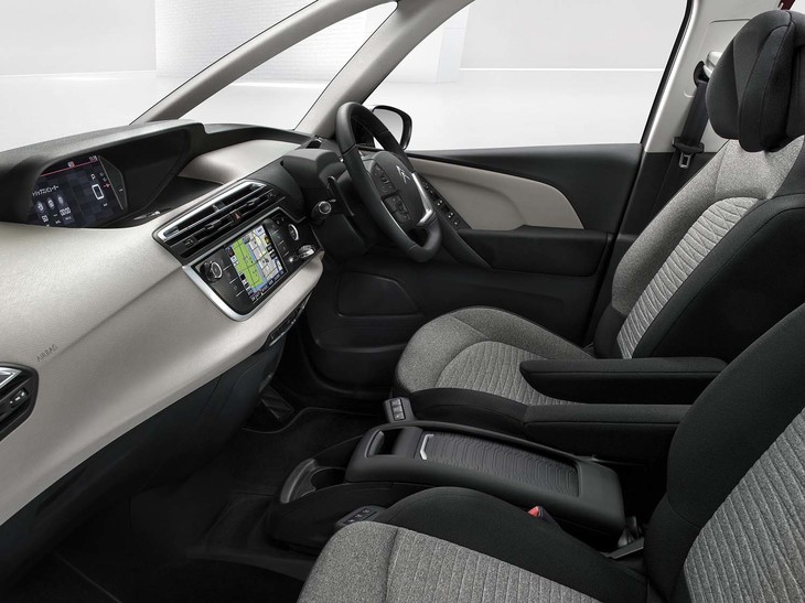 グレーベージュダッシュボードやツートーンファブリックシート、フロント大型ヘッドレストを採用する「グランドC4スペースツアラー オリジンズ」。