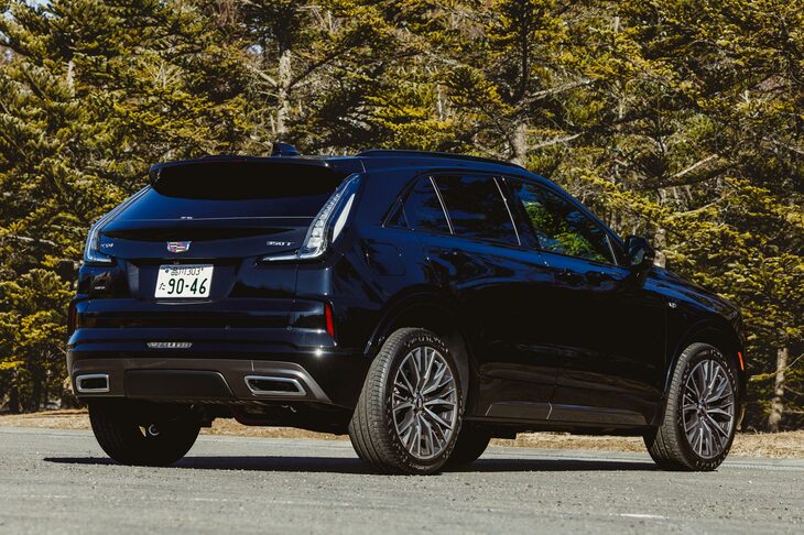 2021年に日本に導入された「キャデラックXT4」。全長×全幅×全高＝4605×1875×1625mmと、大柄な車種の多いキャデラックのなかでは、比較的日本でも取り回しのしやすいサイズのSUVとなっている。