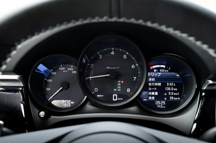 メーターパネルは、今はやりのフル液晶ではなく3眼式。機械式の速度計、エンジン回転計に加え、フルカラーのマルチインフォメーションディスプレイが装備される。