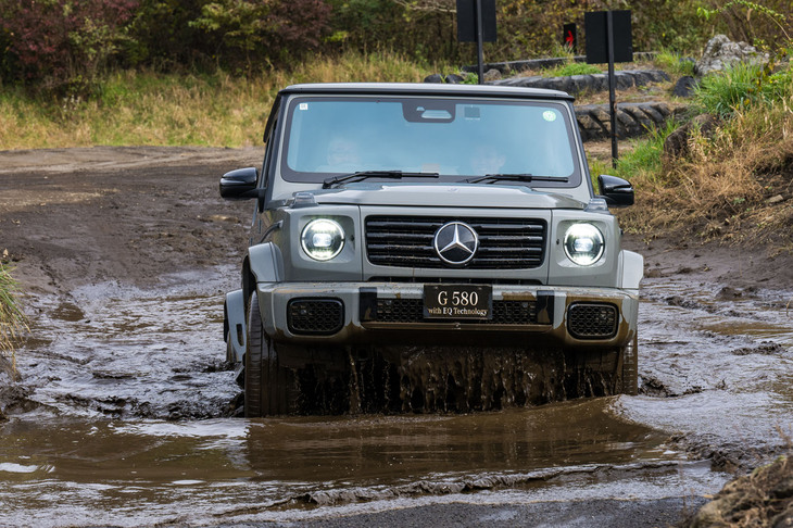 「ザッバーン」と水たまりに進入した「G580 with EQテクノロジー」。バッテリーパックを密閉してフレーム内に収めたことで、その最大渡河水深は3リッター直6ディーゼルモデルの「G450d」を150mm上回る850mmに達するという。