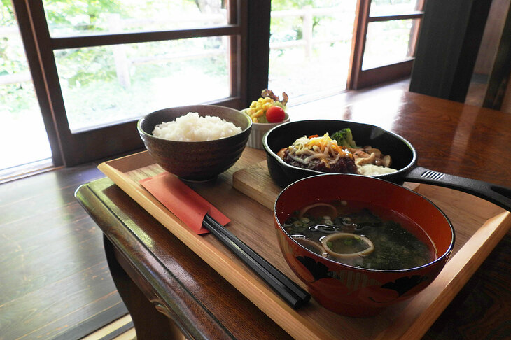 縁側の席でいただく「蝦夷鹿肉のジビエバーグ定食」。鹿肉を使ったジビエプレートというのもあるらしいので、次はそれに挑戦したい。