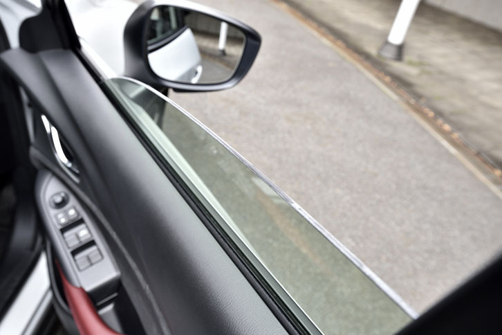 車外騒音の室内への透過を抑えるため、全モデルでより厚いフロントドアガラスが採用された。