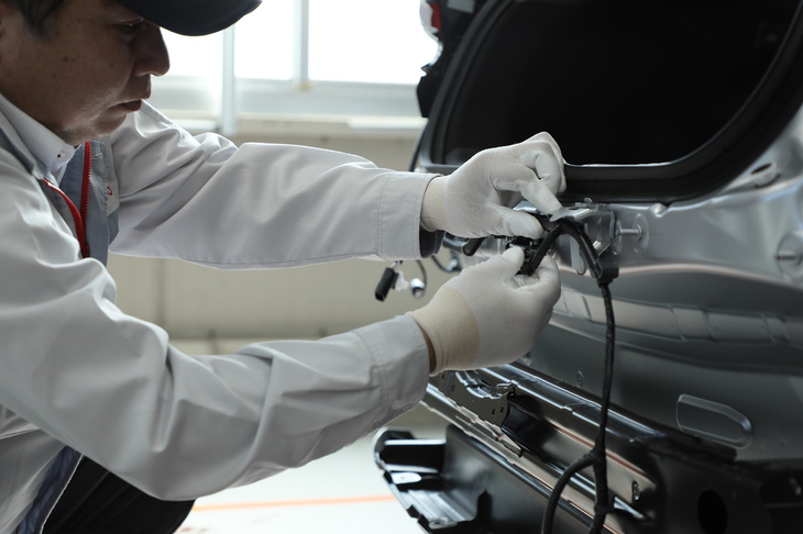 いくら販売のオンライン化が進んでも、その先のカーライフにおいて、オーナーをサポートするのは販売店とそこのスタッフである。写真は「KINTO Unlimited」のハードウエアアップグレードのサービスに応じる、販売店のスタッフ（同サービスは2023年年央の開始を予定している）。