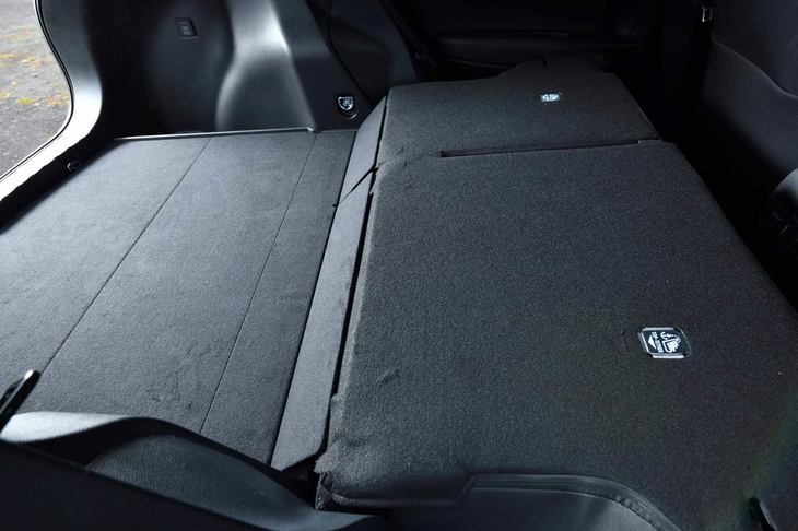 後席の背もたれを倒すと、写真のように後席部分と荷室のフロアには大きな段差が生じる。その差を埋めて床面をフラットにする「ラゲージアクティブボックス」がオプションとして用意されている。