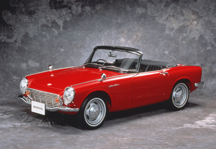 1964年3月に登場した「S600」。フロントグリルとバンパーのデザインほか細部を改めたボディーに57PS/8500rpmまで高められた606ccユニットを搭載し、最高速は145km/hに向上。価格は「S500」より5万円高い50万9000円だった。1年後の1965年3月にはテールゲート付きのルーフを備えた「S600クーペ」も加えられた。