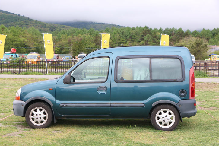 珍しい左後部ドアレスとなる4ドア仕様の初代「カングー」。ご先祖である「エクスプレス」により近い存在といえるだろう。