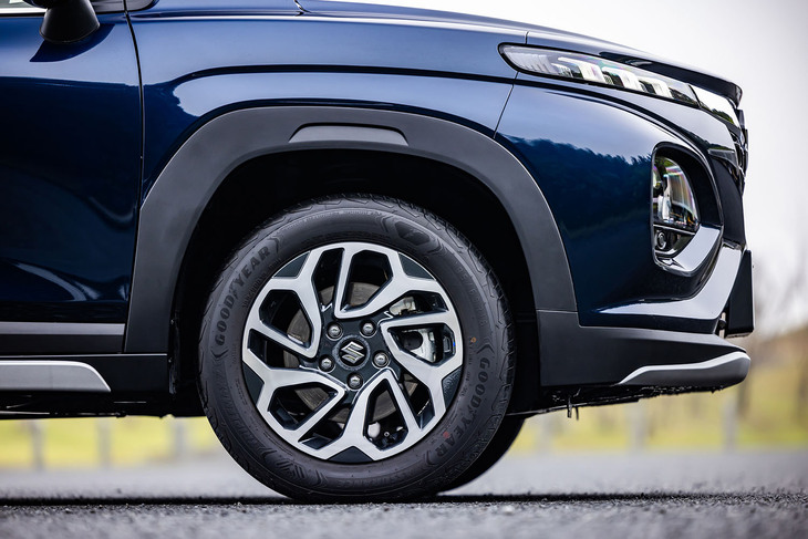 切削加工＆ブラック塗装の16インチアルミホイール（5穴）に、195/60R16サイズのタイヤを標準装備。今回の試乗車は「グッドイヤー・アシュアランス トリプルマックス2」タイヤを組み合わせていた。