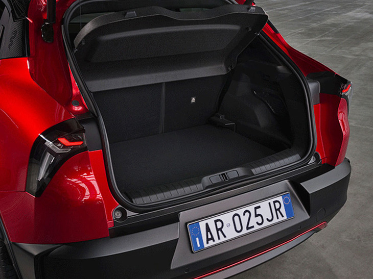 5人乗車時の荷室容量は、マイルドハイブリッドモデル「イブリダ」が415リッター、写真のEV「エレットリカ」では400リッターとなっている。