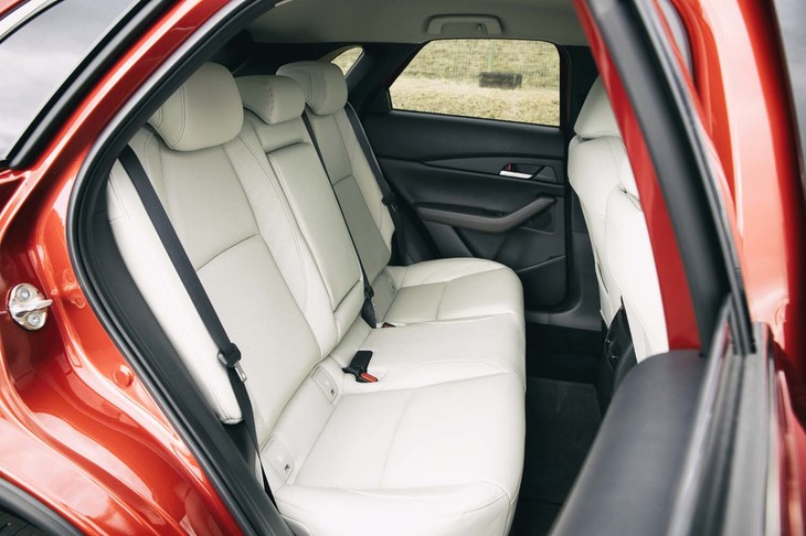 弟分の「CX-3」と後席を比べた場合、前席とのクリアランスは26mm、左右の座席間距離は50mm拡大されている。