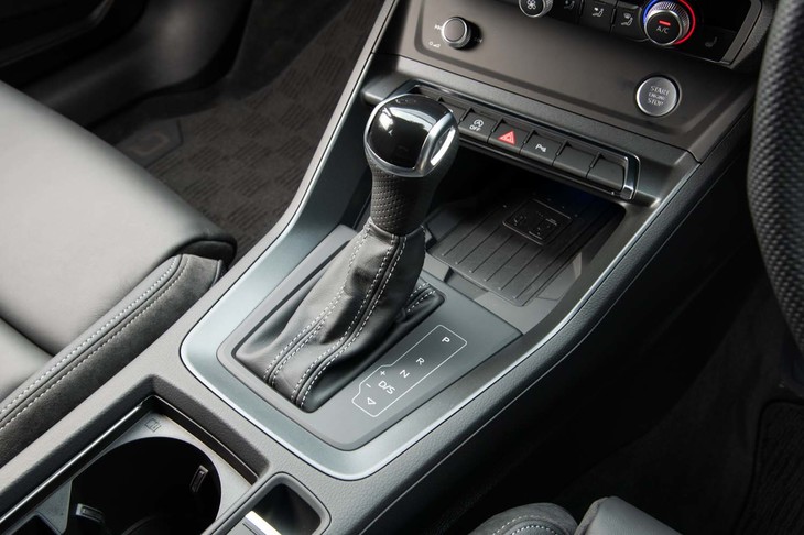 ガソリン、ディーゼルを問わずトランスミッションは7段のデュアルクラッチ式ATを採用。