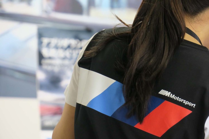 BMW最新モデルに採用が進んでいる「BMWコネクティッド」と「キーリーダー」（鍵からデータを読み取るシステム）のインフォメーションコーナーでは、操作方法や使用メリットなどを専任スタッフが紹介。キーリーダーでは、サンプルを用いて実際にメンテナンスやアップデイト情報を体験することができた。