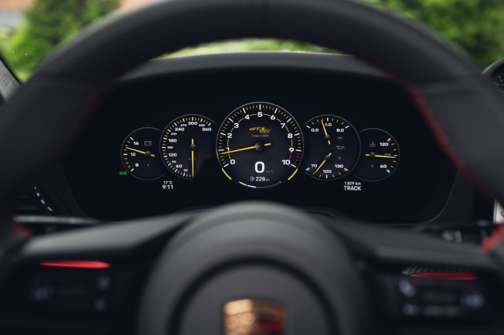 液晶メーターに用意される、「GT3 S/C」専用の黄色い針のグラフィック。インフォメーション表示をタイヤ、オイル、冷却水、燃料に関するデータのみに絞り込んだり、レブカウンターを回転させてレブリミット（9000rpm）の位置を12時にしたりできる。