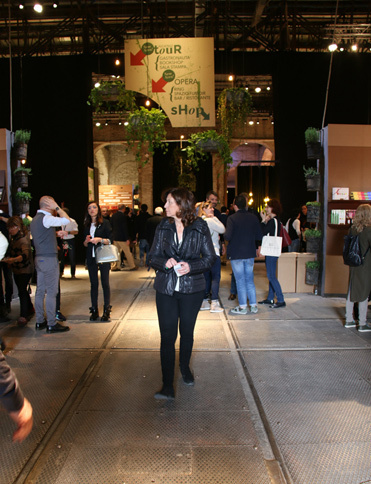 会場の床には、機関車用の転車台が残る。