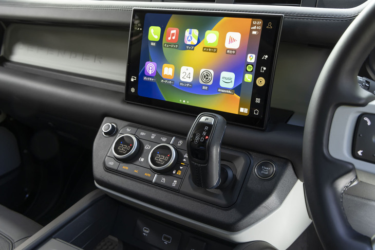 「ディフェンダー」の2023年モデルは11.4インチのタッチスクリーンを備えたインフォテインメントシステム「Pivi Pro」を標準装備（グレードによる）。スマートフォン連携機能にも対応する。写真はApple CarPlayの画面を表示した様子。