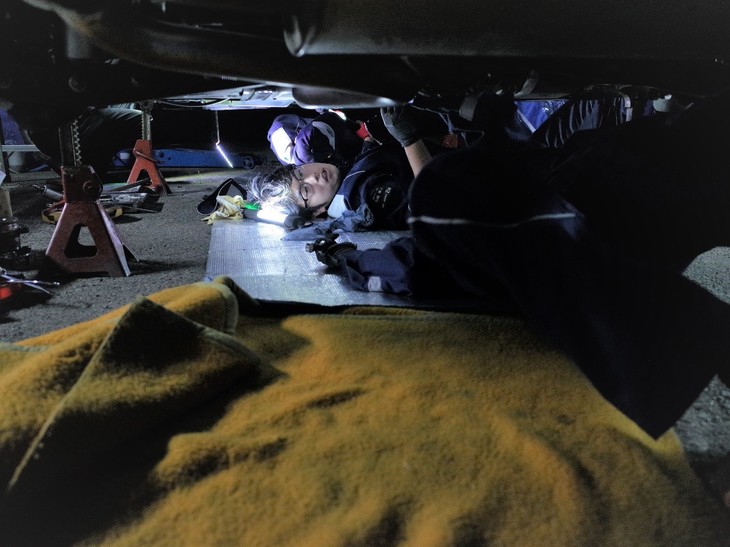 専有走行が終わると予選に向けての車両整備をしていきます。今回はルーティンワークに加えて＃87号車のトランスミッション交換とクラッチ交換が行われたため、暗くなっても作業が続きました。普段のディーラーとは違う環境にもかかわらず皆さんに一生懸命作業していただけることで、ドライバーは本当に、安心して全力で走ることができています。