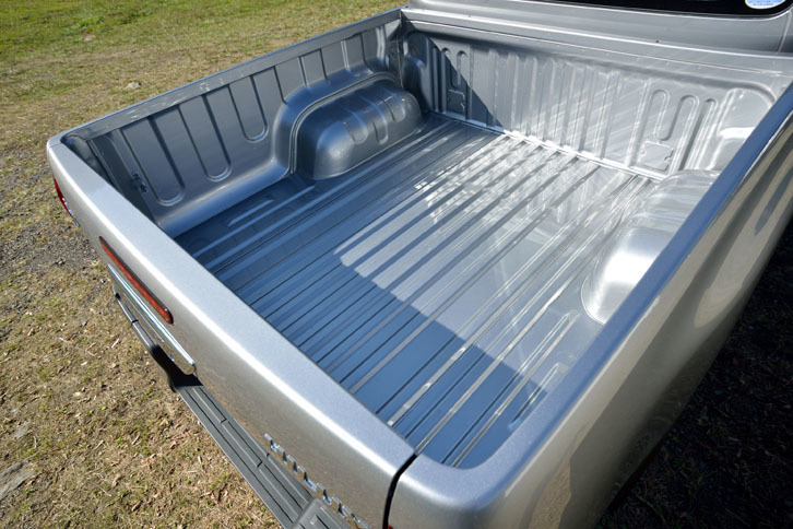 
	奥行き1565mm、開口幅1380mm、高さ480mmの荷台。オプションで中敷きやトノカバーも用意されている。
	