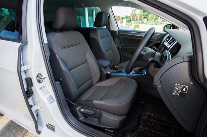 2種類のグレーで構成されるファブリックシートは、「e-ゴルフ」専用のデザイン。