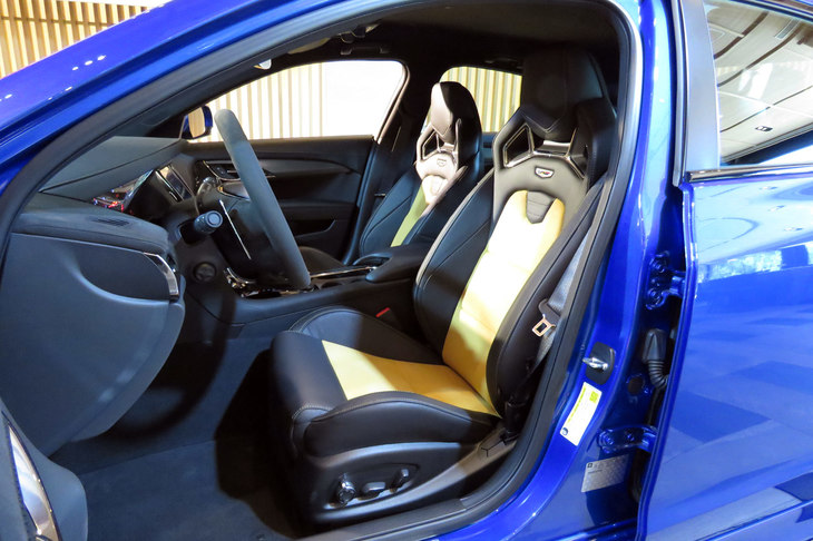 キャデラックATS-Vベクターブルースペシャル（フロントシート）