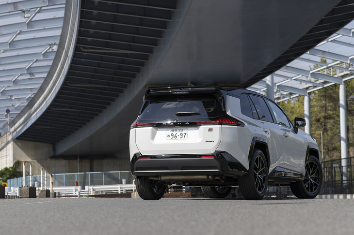 今回の試乗車は国内では PHEVのみに設定される「RAV4 GRスポーツ」。内外装とシャシーを専用に仕立てたスポーティーなグレードだ。