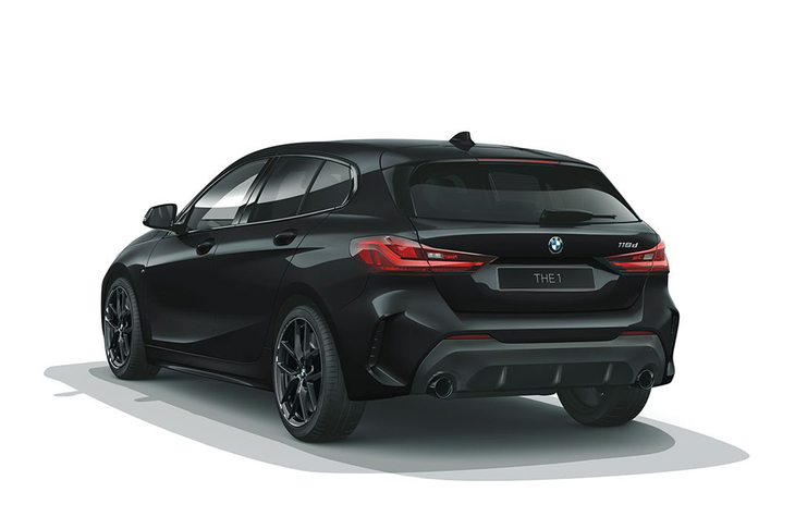 ブラックサファイアのボディーカラーや「BMWインディビジュアル ハイグロスシャドーラインエクステリア」、「18インチMライトアロイホイール Vスポークスタイリング554M」など、こだわりの黒で外装を統一。