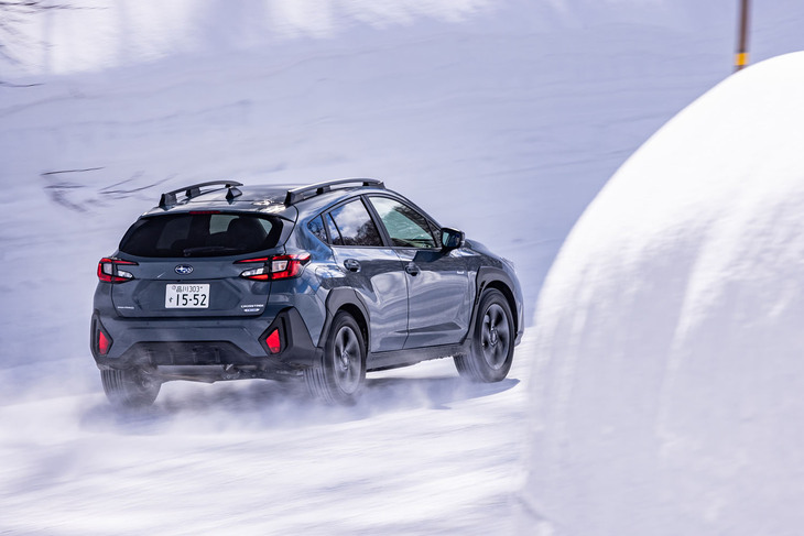 酸ヶ湯から青森市内までの帰路で、スタッドレスタイヤ「ヨコハマ・アイスガード7」を装着した「クロストレック ツーリング」のステアリングを握った。走行路面を問わず、静かな車内環境が確保されているのも同車の持ち味だ。