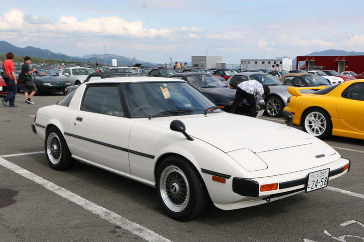 美しい初代「サバンナRX-7」（SA22型）を発見。後期型の「ターボ」すら希少な存在となっているが、フェンダーミラーとビックバンパーが特徴的な前期型は、なかなかお目にかかれなくなってきた。当時をほうふつさせる2ケタナンバーとBBSホイールも味わい深い。